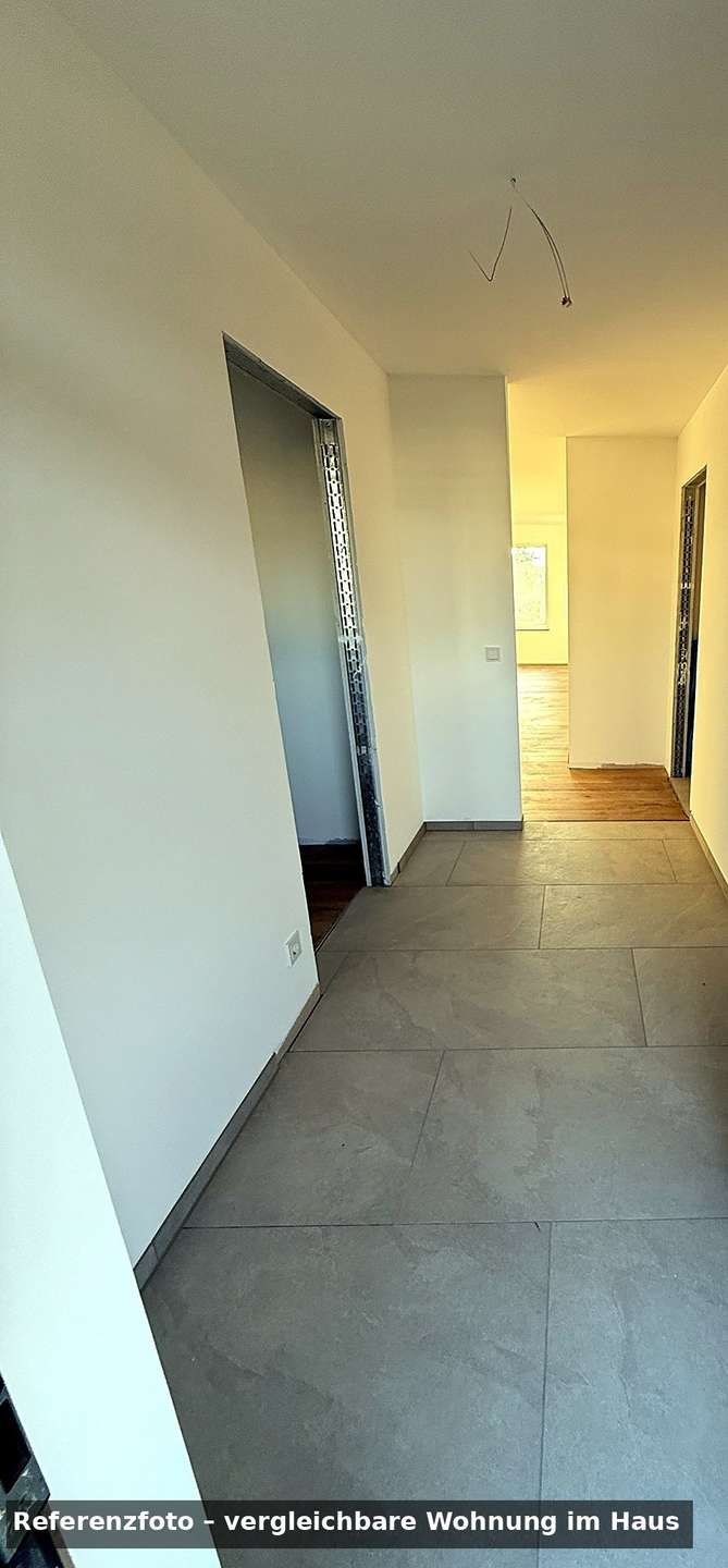 09_Flur_Fliesen - Moderne 2,5-Zimmer-Neubauwohnung in Deggendorf – Erstbezug