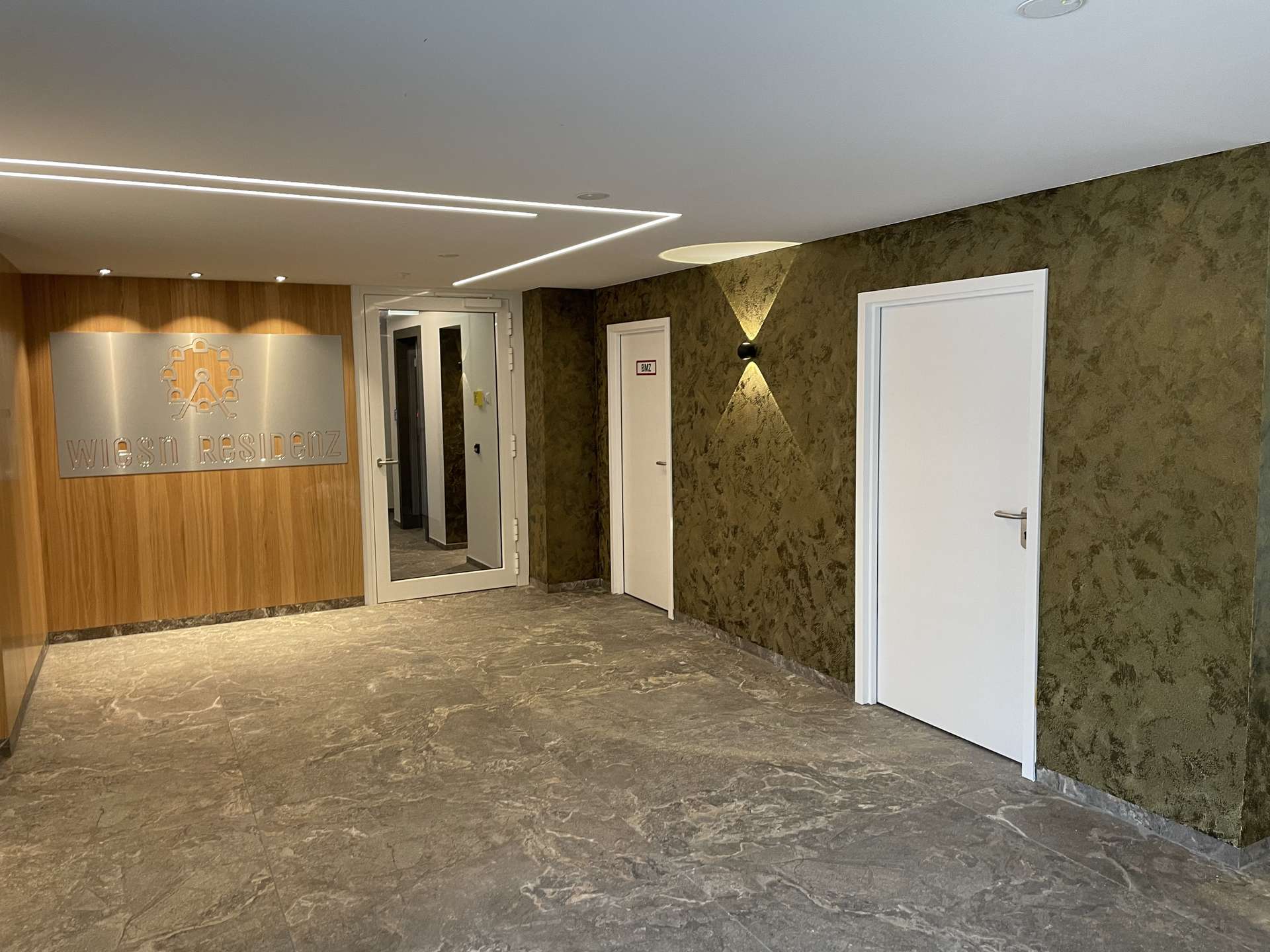 Eingang Wohnanlage - 1-Zimmer-EG-Wohnung mit Terrasse in zentraler Lage von München