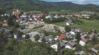 Drohnenansicht - Neubau Doppelhaushälfte mit Fernblick in Lalling