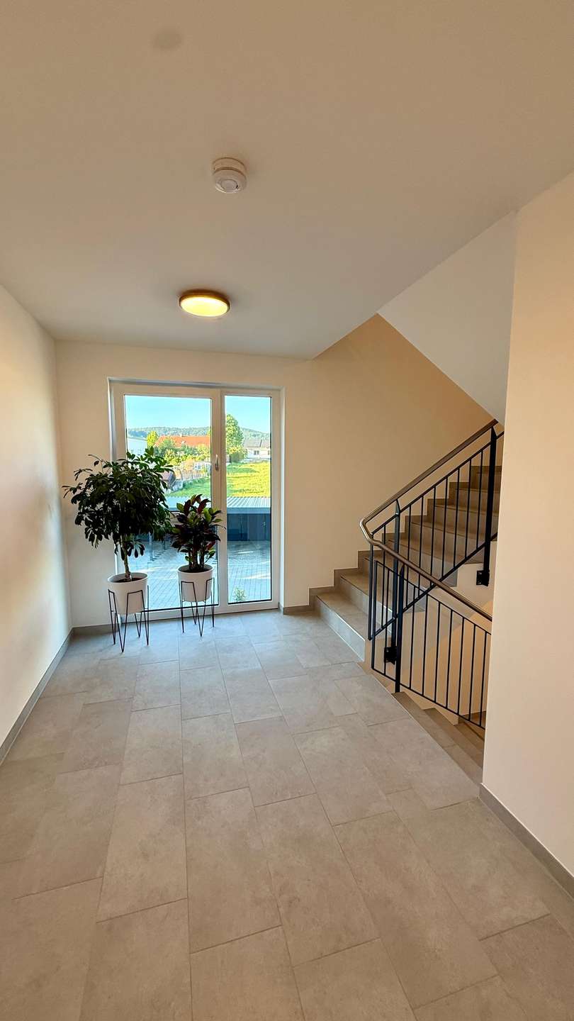 Treppenaufgang - Teilmöblierte 3-Zimmer-Penthouse-Wohnung in Rinchnach