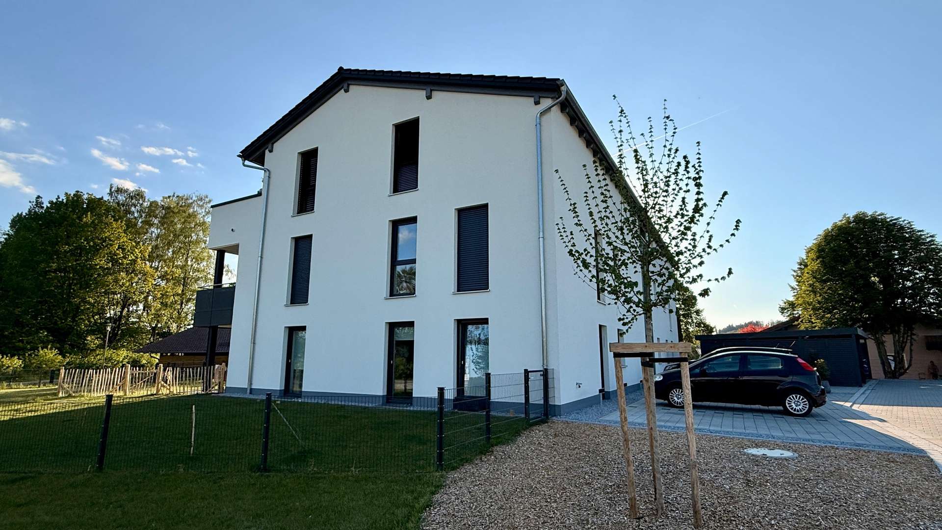 Ansicht Straßenseite - Teilmöblierte 3-Zimmer-Penthouse-Wohnung in Rinchnach