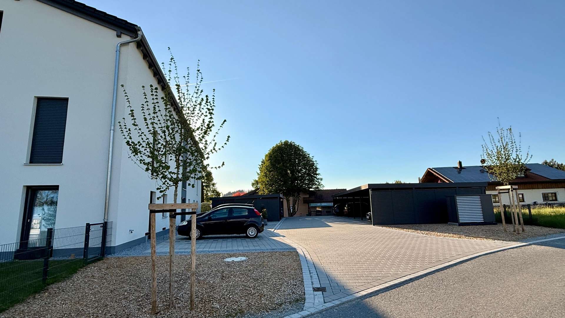 Einfahrt - Teilmöblierte 3-Zimmer-Penthouse-Wohnung in Rinchnach