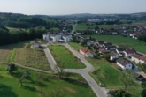 Drohnenaufnahme BG - Ohne Bauzwang: Baugrundstücke mit Traumblick im Landkreis Staubing-Bogen!